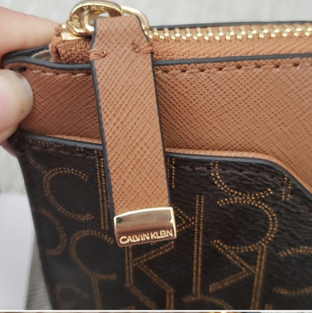Calvin Klein wristlet clutch - Picture 3 of 6